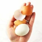 Берем на вооружение быстрый способ чистки яиц